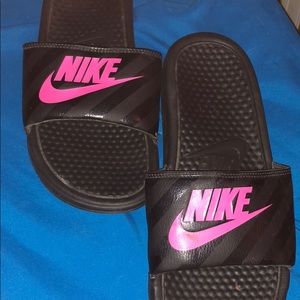 Black and pink Nike slides! *barely worn*